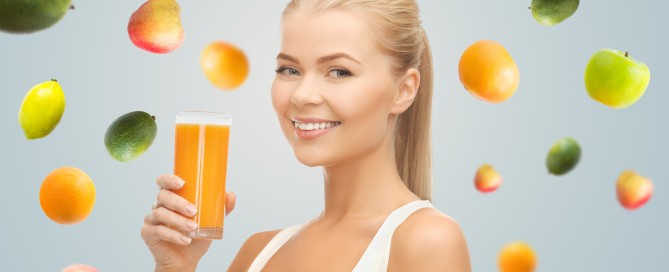 Jonge vrouw met vers sap - vitamine c