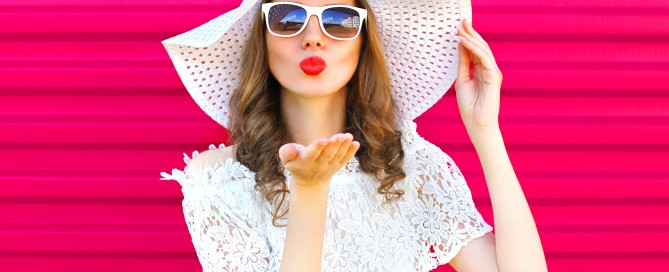 Vrouw met make-up tijdens de zomer