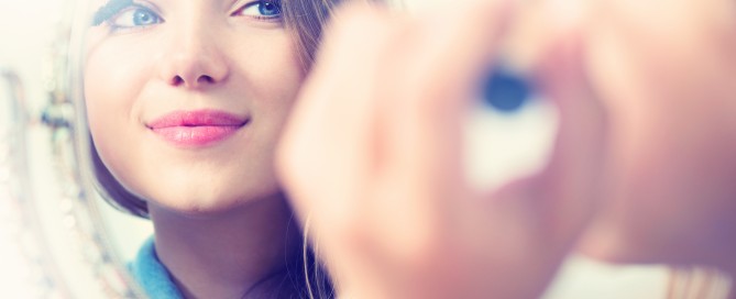 Vrouw brengt mascara aan - mascara hacks