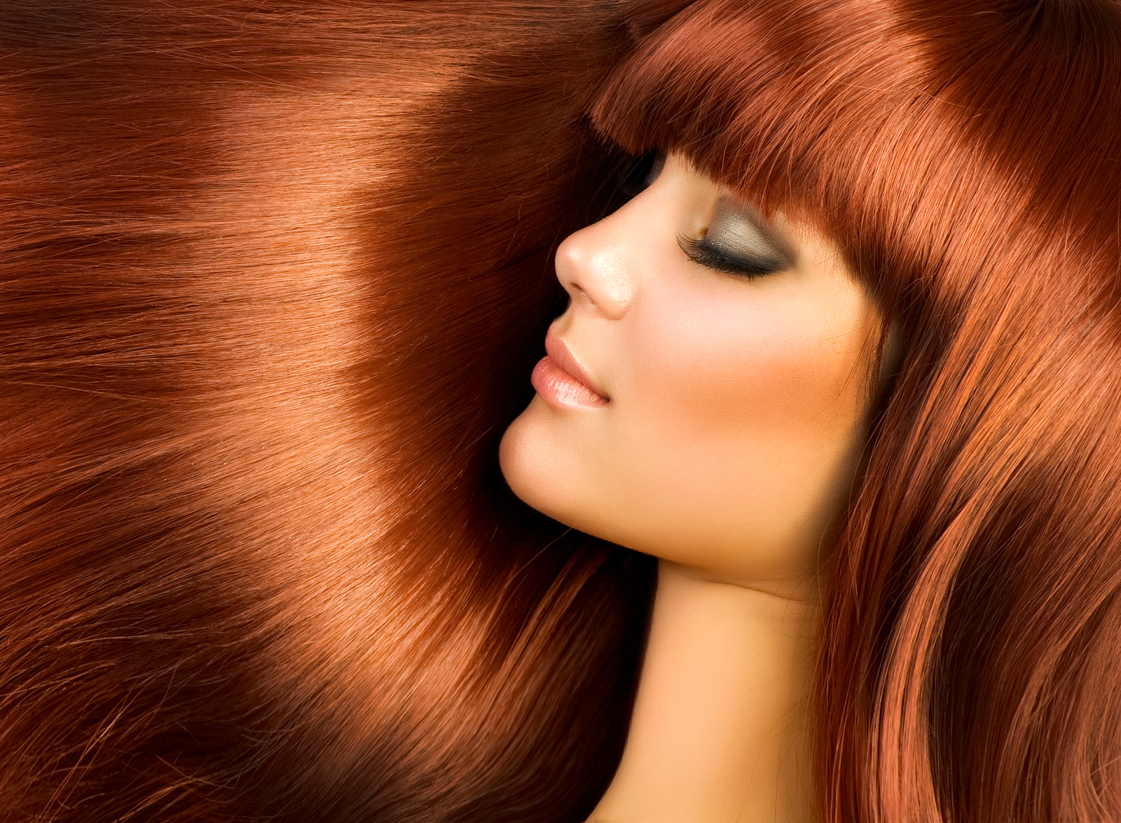 Vrouw met trendy haarkleur