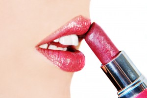 Vrouw brengt lippenstift op