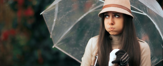 Vrouw in de regen tijdens de herfst