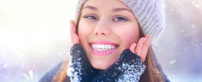 Blije vrouw met gezonde huid in de winter