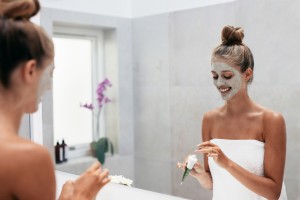 Vrouw met een gezichtsmasker in de winter