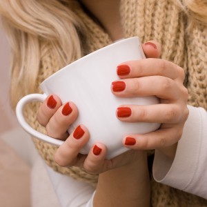 Vrouw met rode nagels