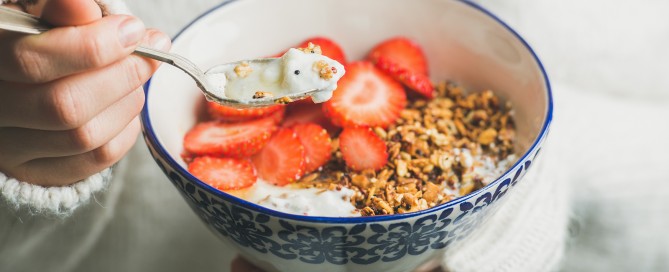 Ontbijt met granola en aardbeien