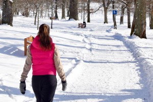 Vrouw maakt wandeling - griep