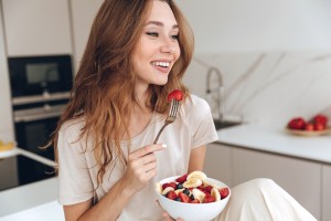 Vrouw eet gezond om griep te voorkomen