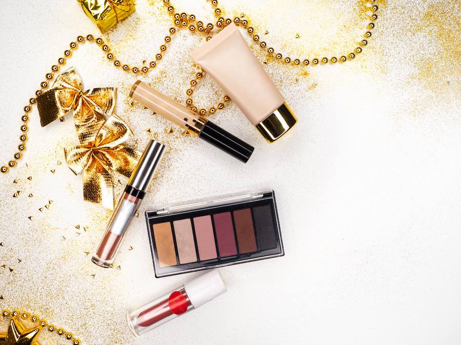 Make-up en accessoires voor feestdagen outfit
