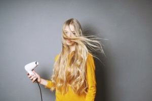 Haar ondersteboven föhnen meer volume haarbos